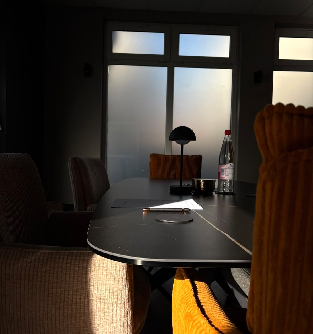 Besprechungstisch mit Unterlagen im Büro