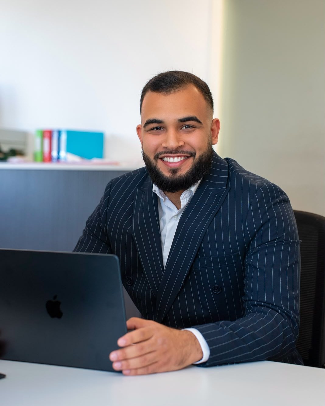 Ibrahim Cülfük am Schreibtisch im Büro in Rödermark